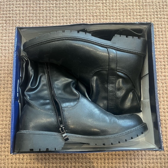 Black zip up boots - Picture 2 of 3